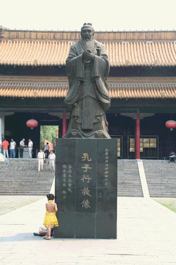 confucius statue in tiananmen square