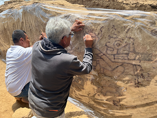 A full-size drawing of the mural being traced by César Samillán and assistant from the Sicán Museum.