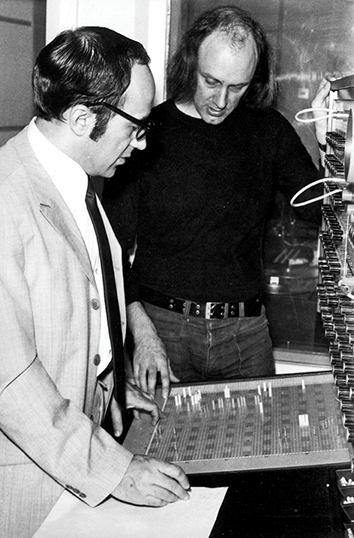 Vladan Radovanović and Paul Pignon near a control panel at EMS radio Belgrade. See long description.