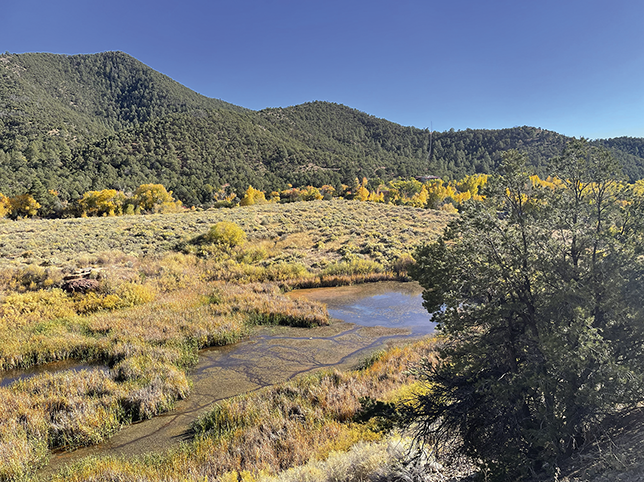 A view of the Santa Fe Canyon, New Mexico, in the United States. It reveals how a conserved area can both protect biodiversity and improve water quality.
