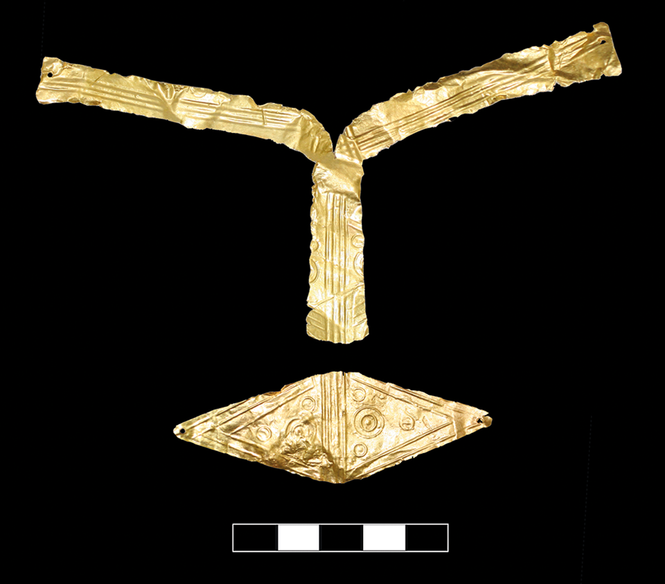 A gold mouthpiece with a Y-shaped sheet covering the nose and eyes of an individual.