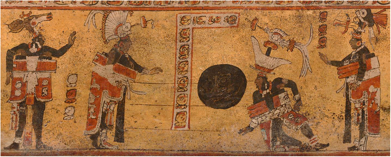 Cuatro hombres mayas en una escena de juego de pelota, con vestimenta tradicional y un gran círculo en el centro. Ver descripción larga.