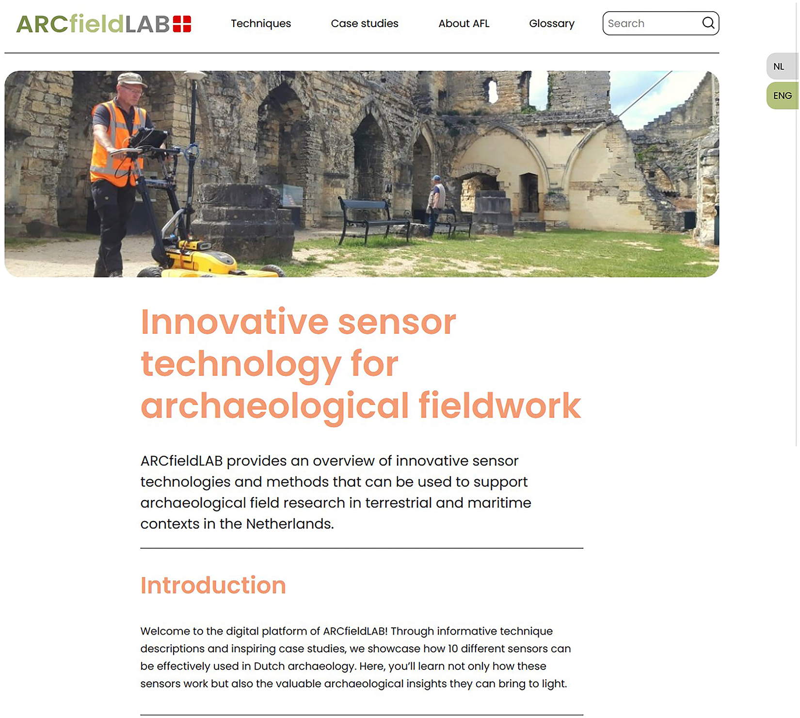 Homepage of ARCfieldLAB showcasing sensor technology for archaeological fieldwork with a man using equipment in a historical site.