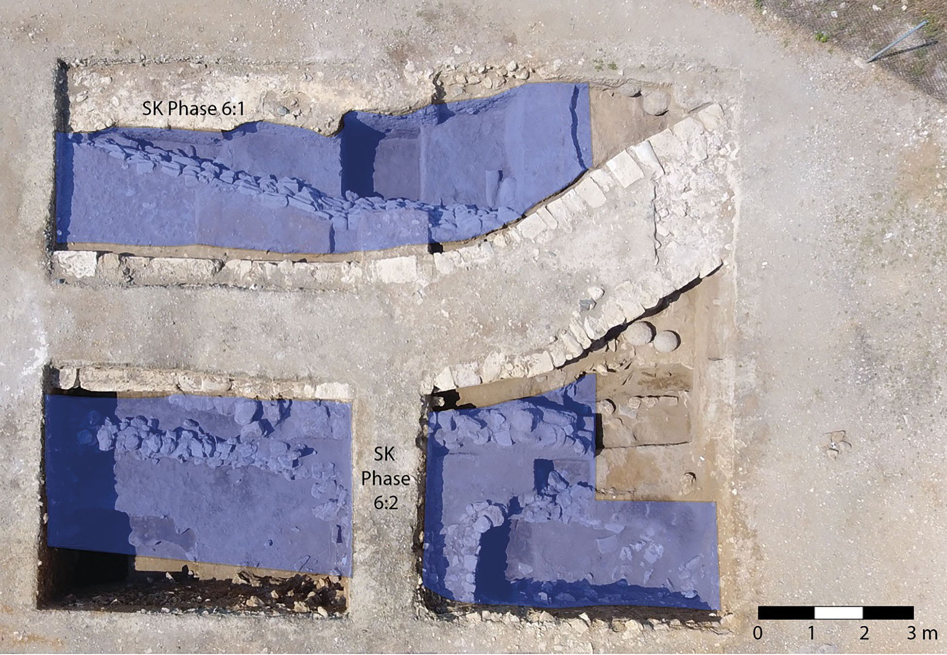 Aerial photograph of Sinope Kale excavations showing highlighted Archaic phase 6 and early city wall.